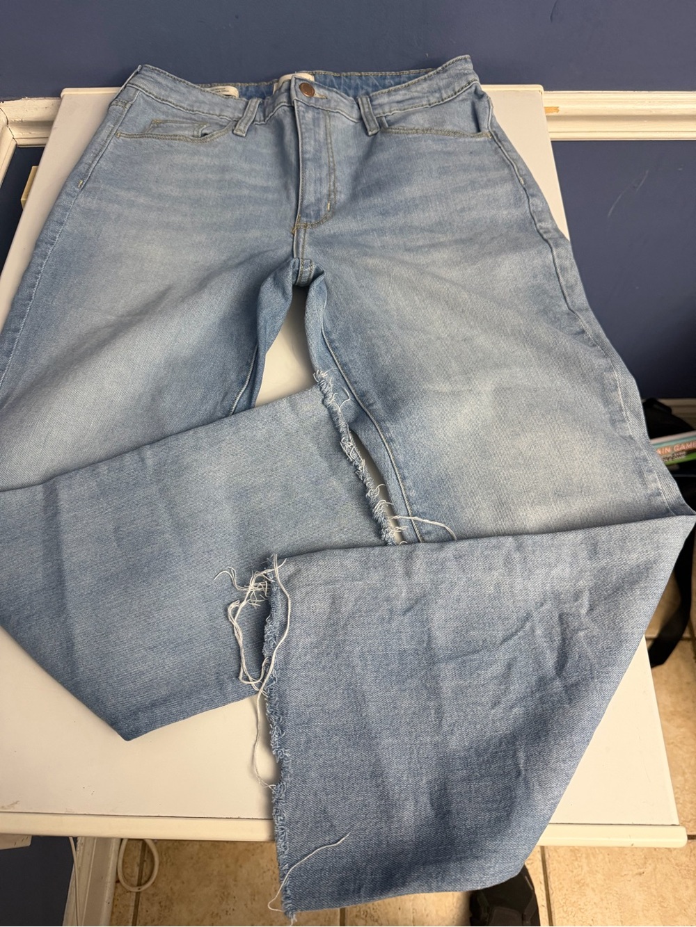 Universal Thread Light Wash Cropped Straight Jeans with Frayed Hem 10R